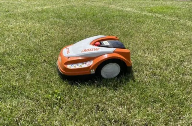 Mähroboter bei der Arbeit