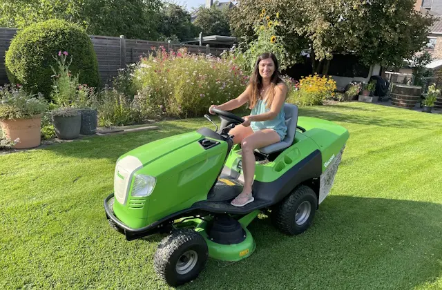 Aufsitzrasenmäher im Einsatz